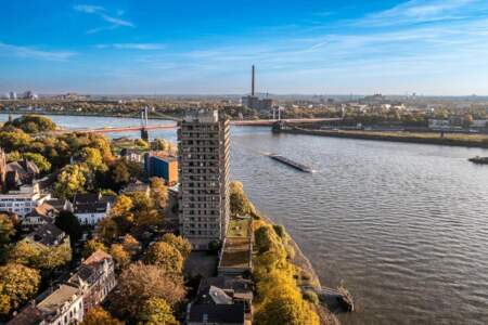 Außenansicht des Hotels Rheingarten in Duisburg mit Blick auf den Rhein
