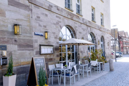 Außenansicht des Hotel Alter Packhof mit Eingangsbereich und Außenterrasse