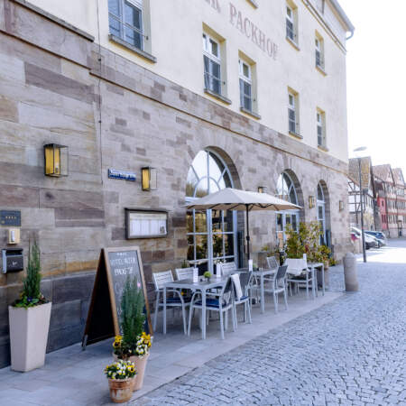 Außenansicht des Hotel Alter Packhof mit Eingangsbereich und Außenterrasse