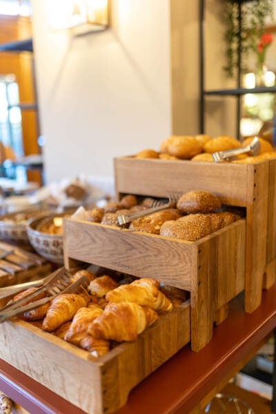 Brötchen und Croissants am Frühstücksbuffet im Hotel Alter Packhof