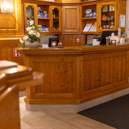Rezeption des Hotel Alter Packhof mit Holztheke und Informationsbereich