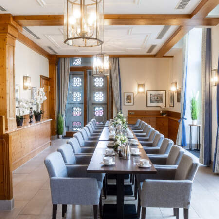 Heller Tagungsraum im Hotel Alter Packhof mit gedecktem Konferenztisch und Sitzplätzen
