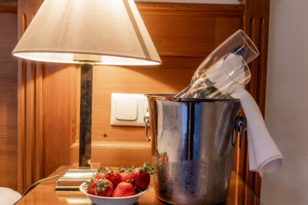 Willkommensarrangement im Hotel Alter Packhof mit gekühltem Getränk, Gläsern und frischen Erdbeeren