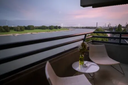 Balkon mit Blick auf den Rhein im Hotel Rheingarten in Duisburg