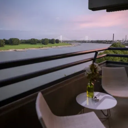 Balkon mit Blick auf den Rhein im Hotel Rheingarten in Duisburg