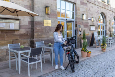 Gast mit Fahrrad vor dem Hotel Alter Packhof