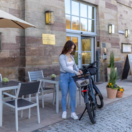 Gast mit Fahrrad vor dem Hotel Alter Packhof
