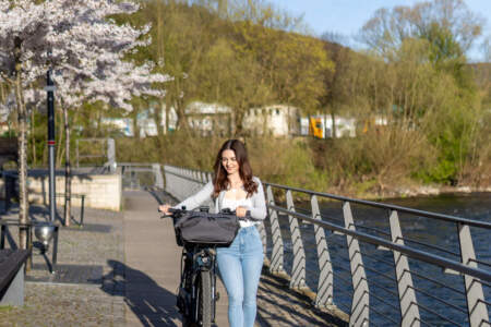Gast mit Fahrrad auf dem Uferweg nahe dem Hotel Alter Packhof