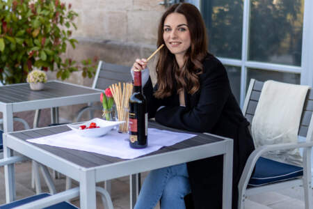 Gast auf der Terrasse des Hotel Alter Packhof mit Wein und kleinen Snacks